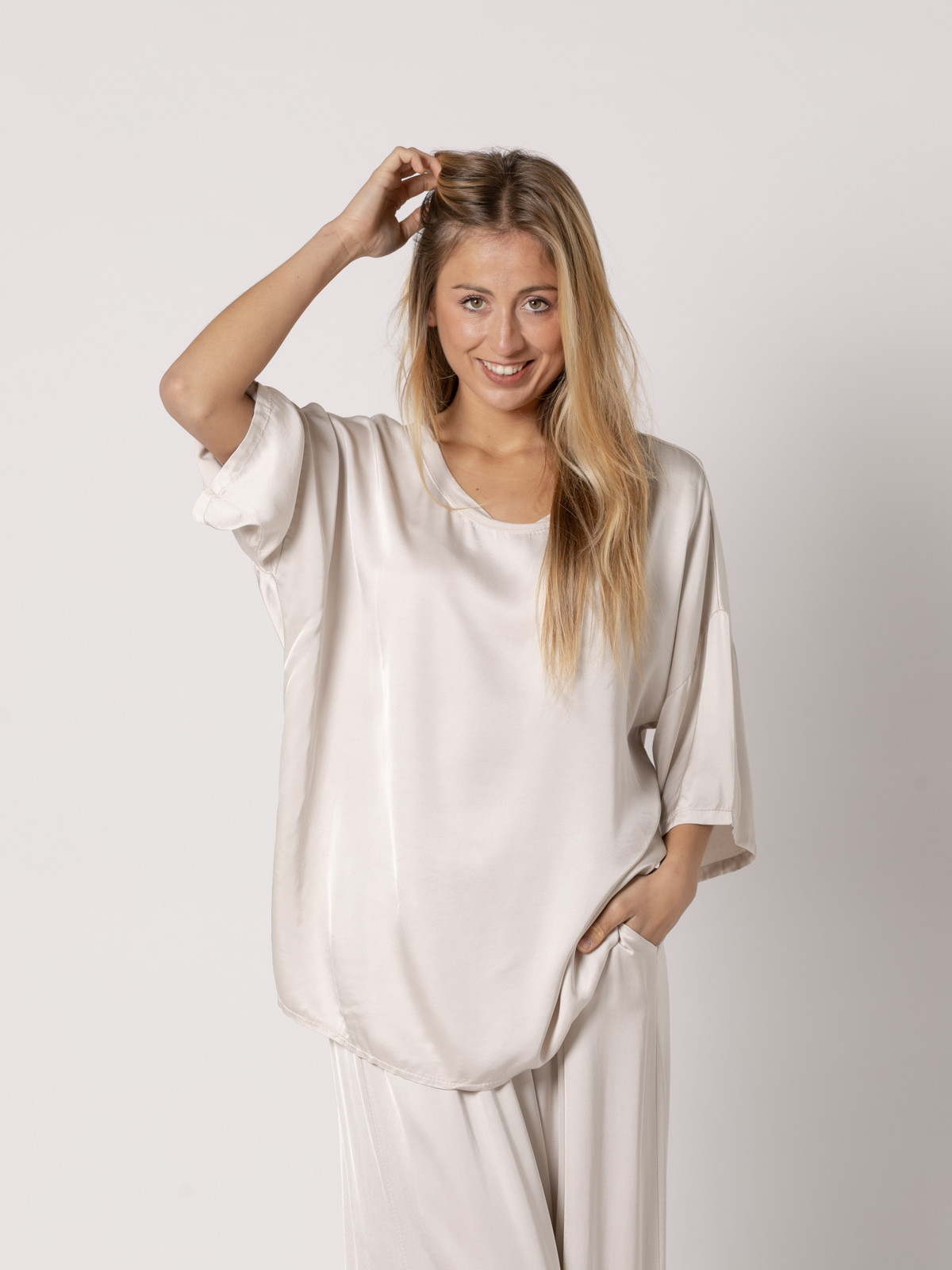 Blusa oversize raso vegetal color Beige
