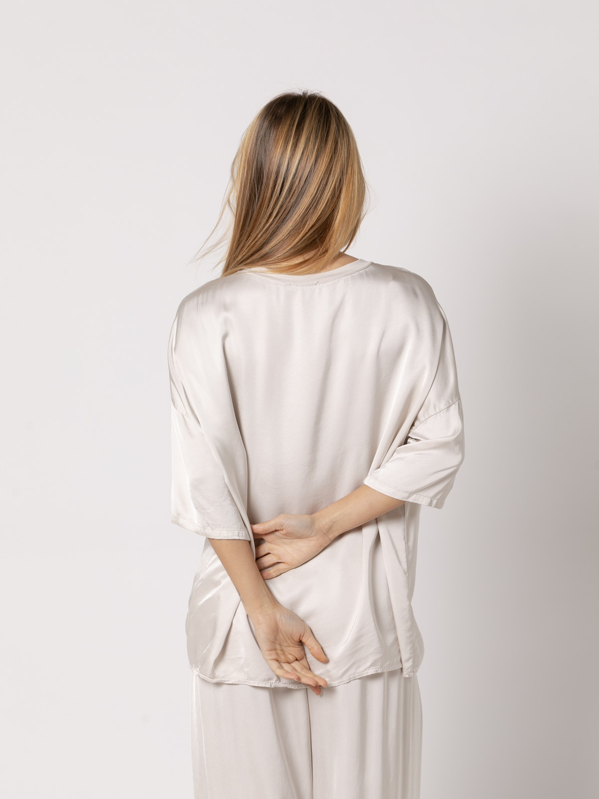 Blusa oversize raso vegetal color Beige