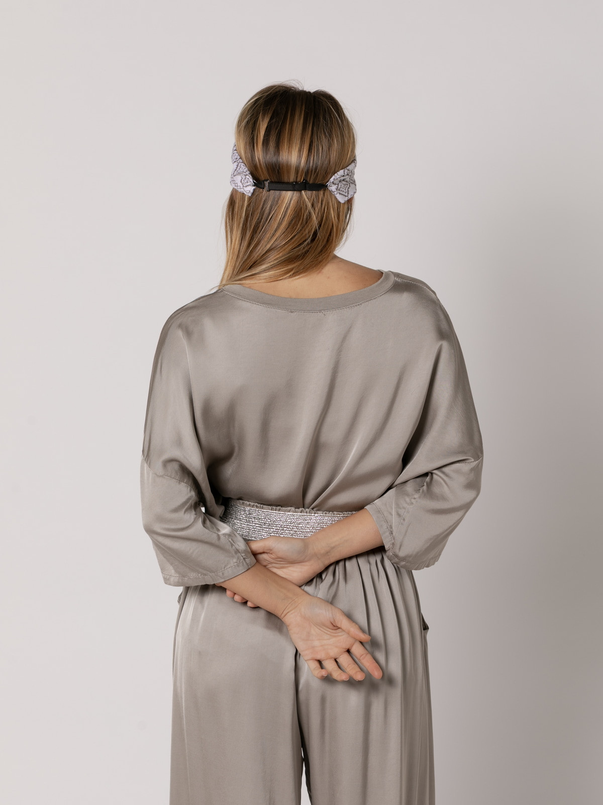 Blusa oversize raso vegetal color Taupe