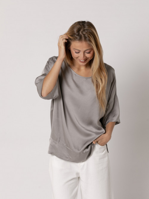 Blusa fluida raso vegetal color Taupe