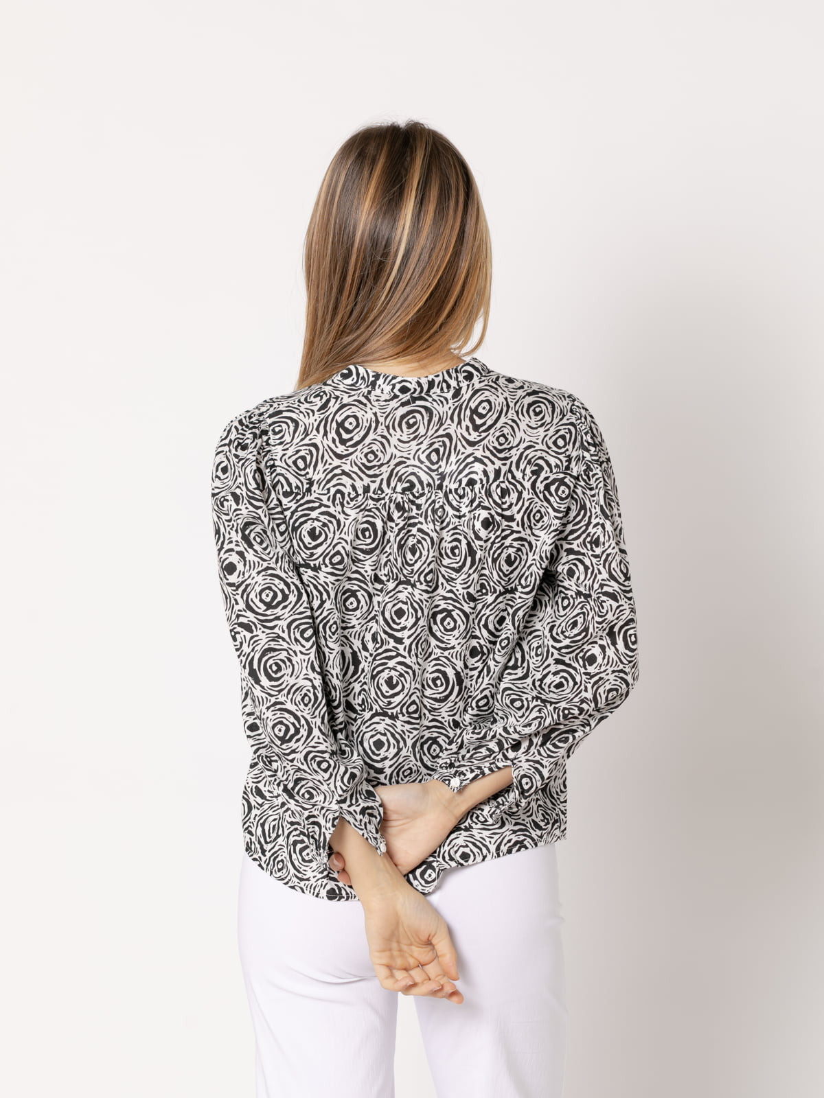 Camisa c/caja dibujo camelias color Negro