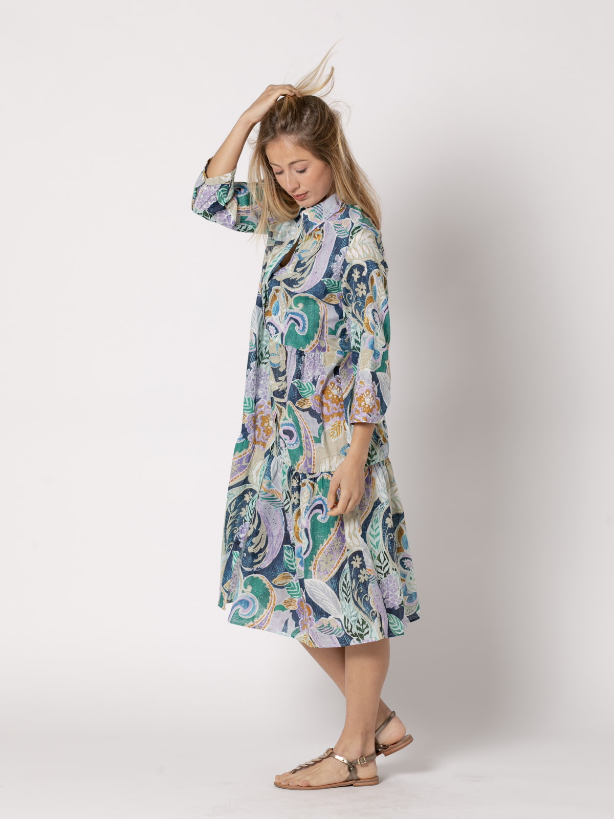 Vestido midi camisero abotonado con vuelo color esmeralda
