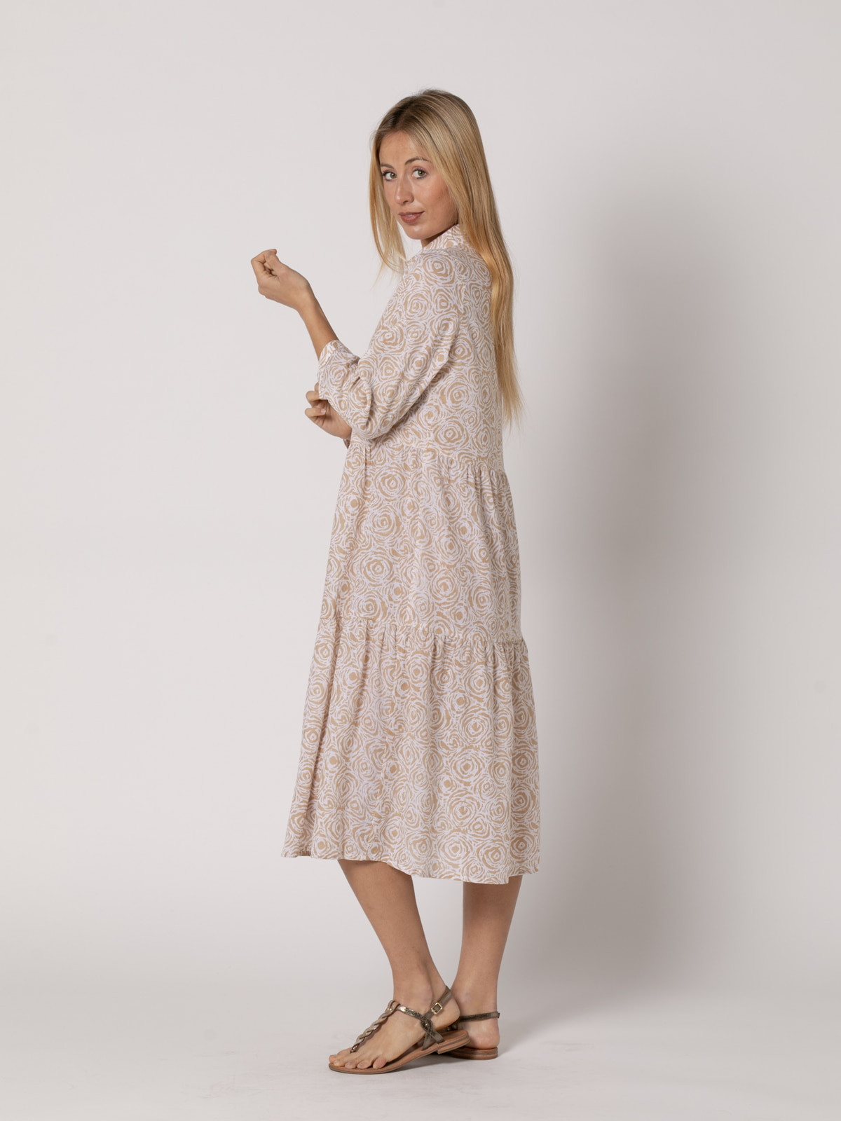 Vestido midi camisero abotonado con vuelo color Beige