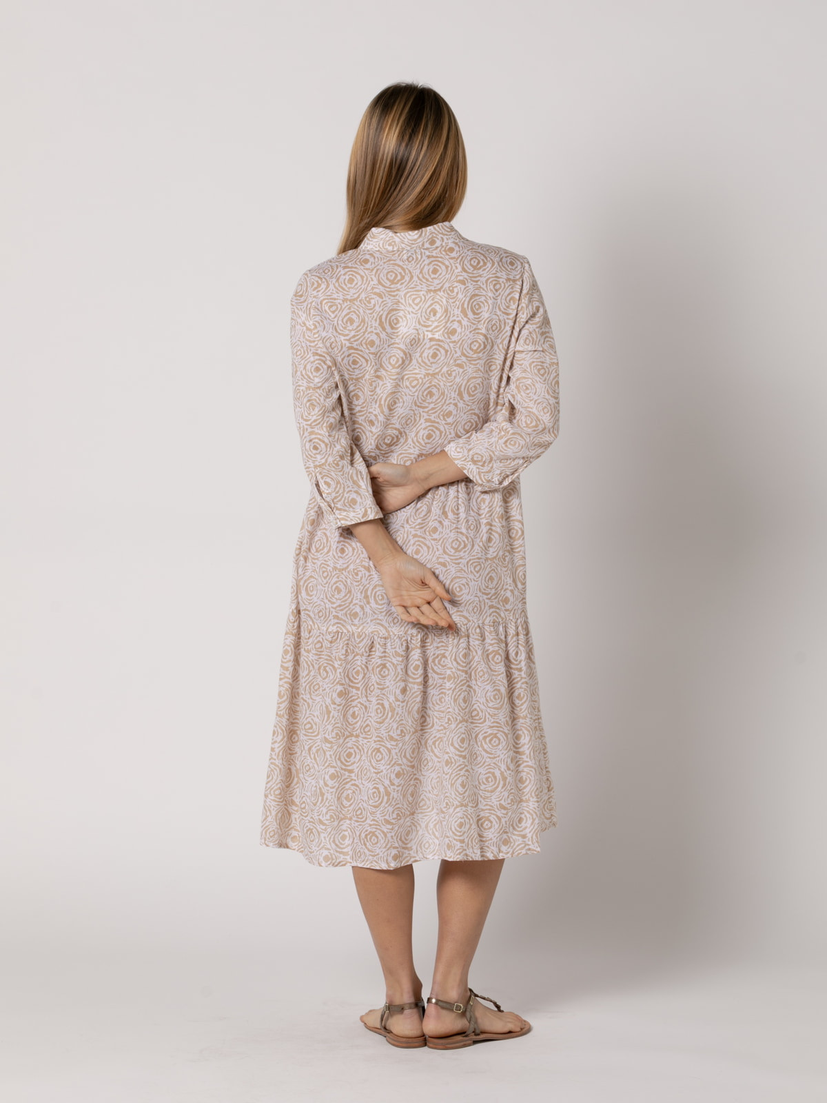 Vestido midi camisero abotonado con vuelo color Beige