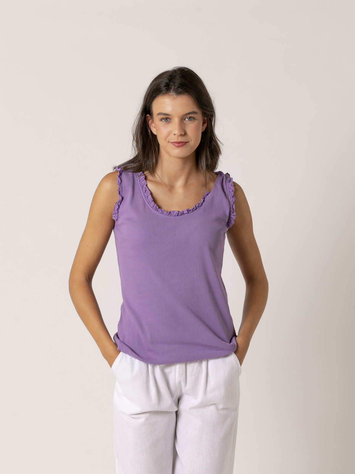 Camiseta tirante ancho canalé detalle puntilla color Violeta