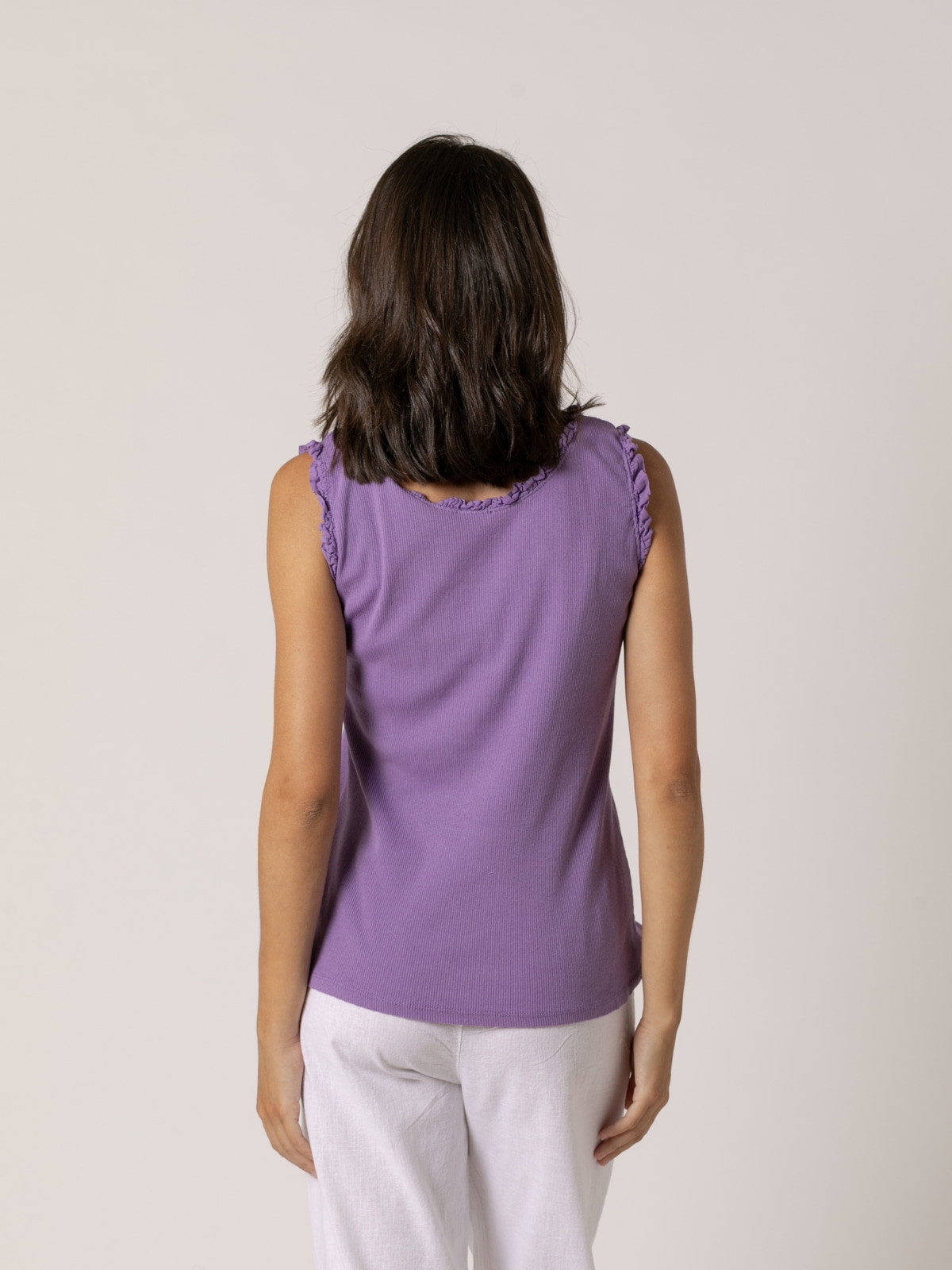 Camiseta tirante ancho canalé detalle puntilla color Violeta