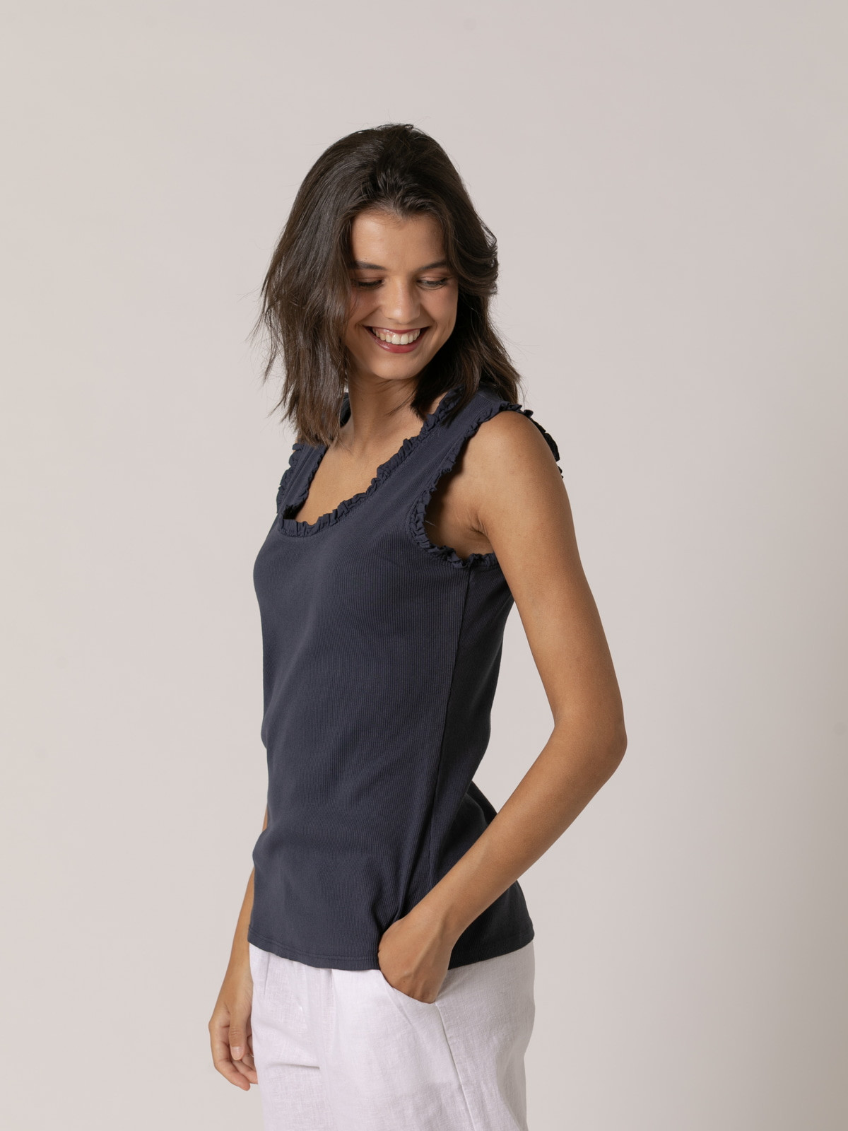 Camiseta tirante ancho canalé detalle puntilla color Azul Marino