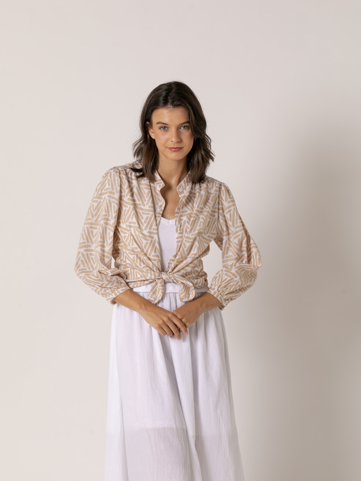 Camisa c/caja dibujo lineal color Beige