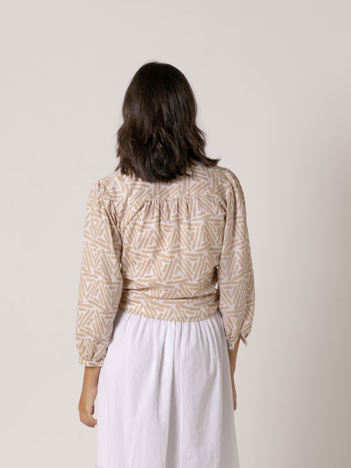 Camisa c/caja dibujo lineal color Beige