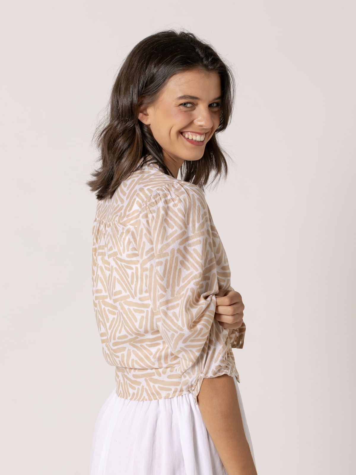 Camisa c/caja dibujo lineal color Beige