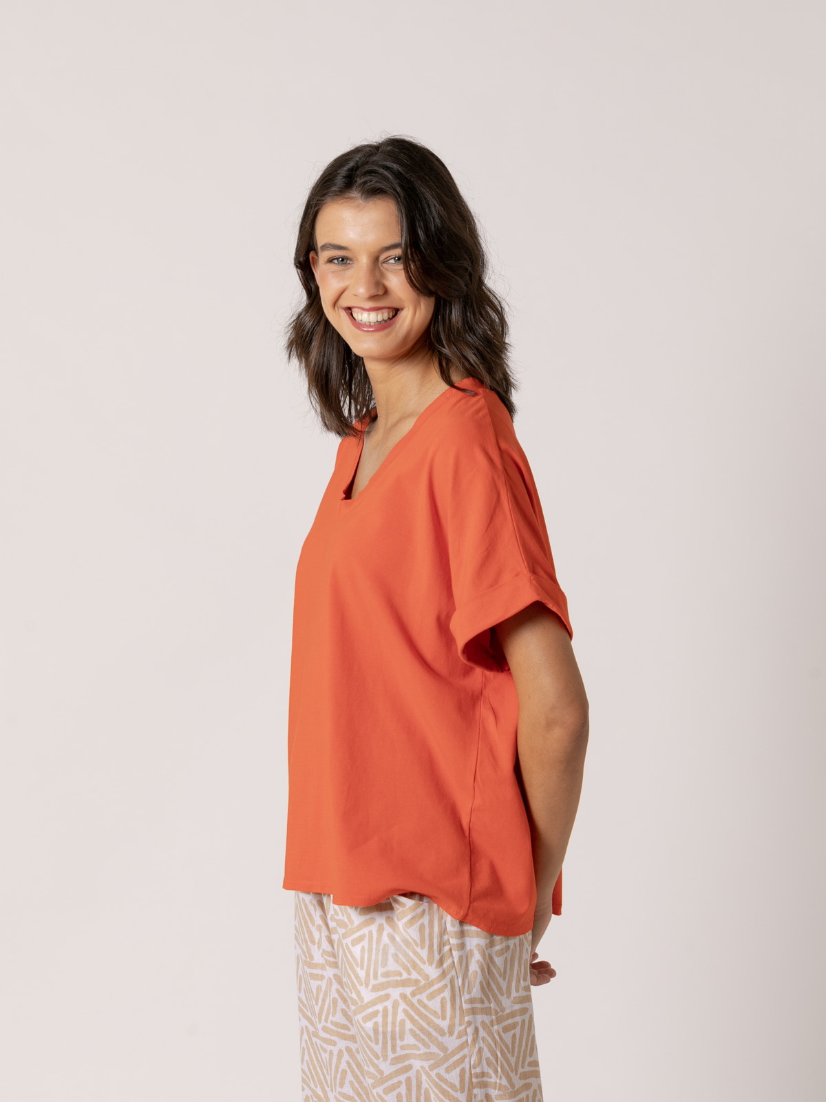 Camiseta algodón essence bolsillo en pico color Naranja