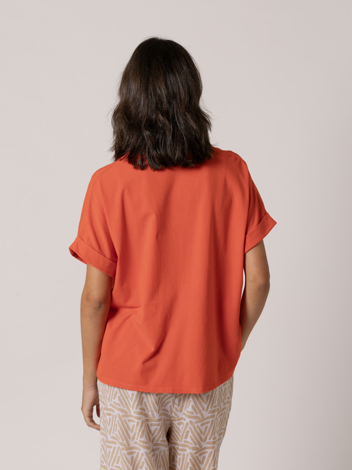 Camiseta algodón essence bolsillo en pico color Naranja