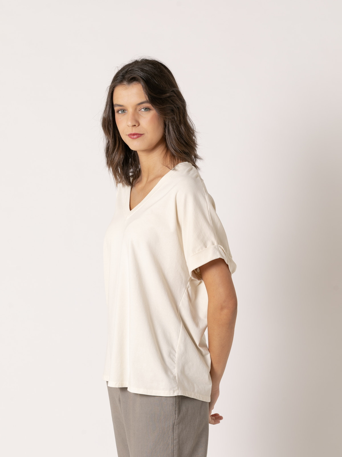 Camiseta algodón essence bolsillo en pico color Crudo