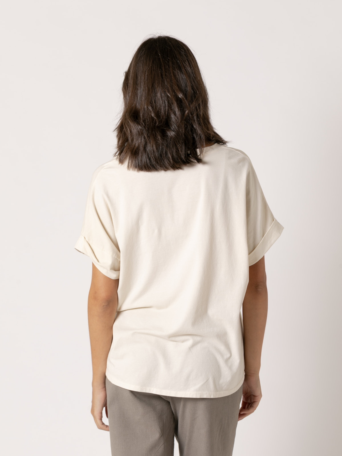 Camiseta algodón essence bolsillo en pico color Crudo