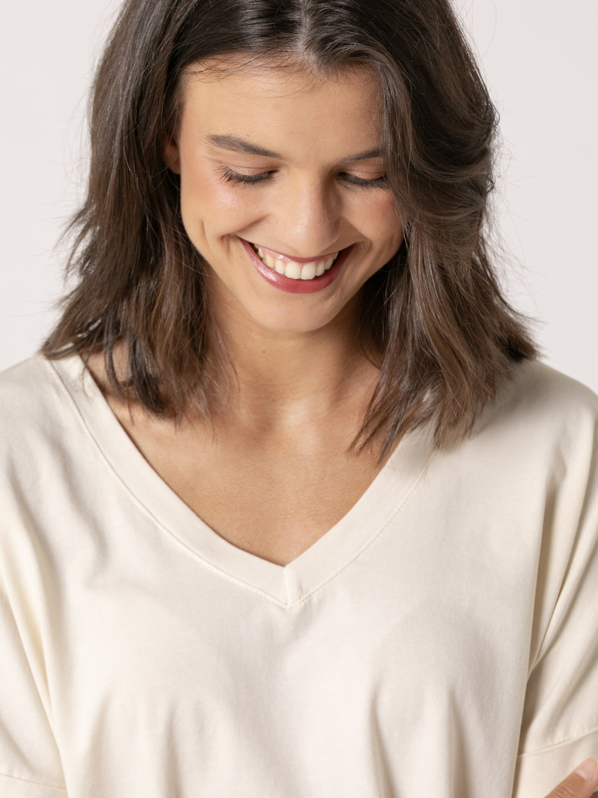Camiseta algodón essence bolsillo en pico color Crudo