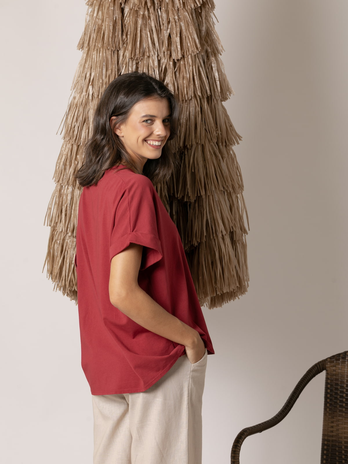 Camiseta algodón essence bolsillo en pico color Rojo