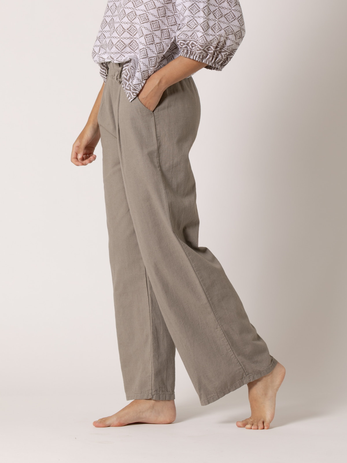 Pantalón lino momfit color Taupe