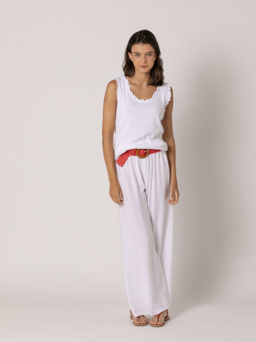 Elastic belt with round wooden buckle  Red colour