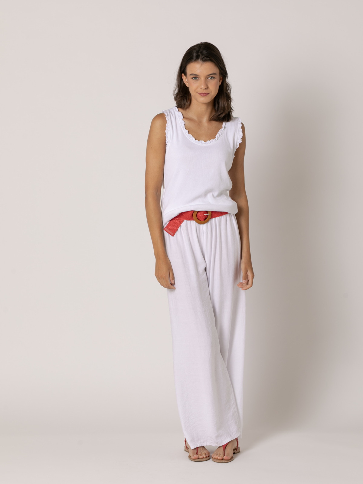 Elastic belt with round wooden buckle  Red colour