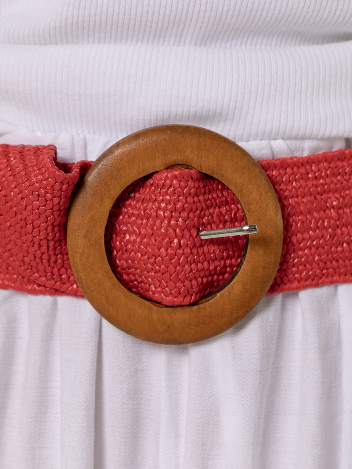 Elastic belt with round wooden buckle  Red colour