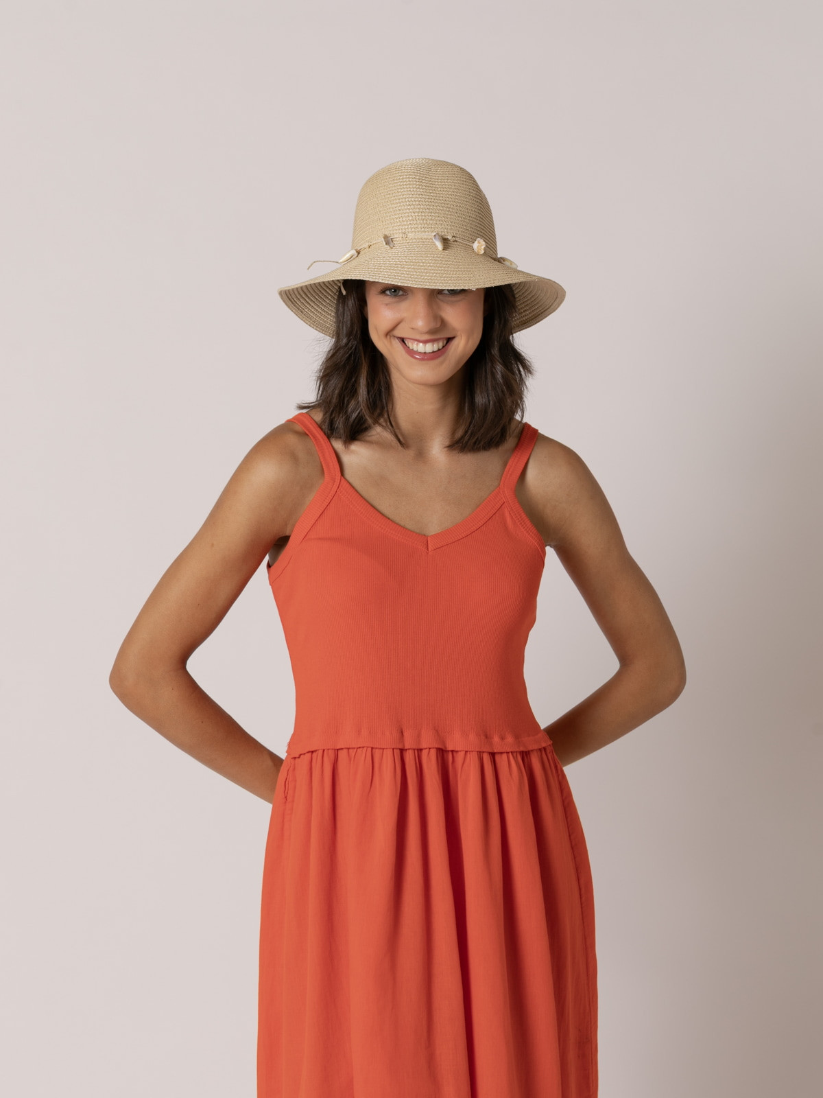 Sombrero rafia detalle conchitas color Beige