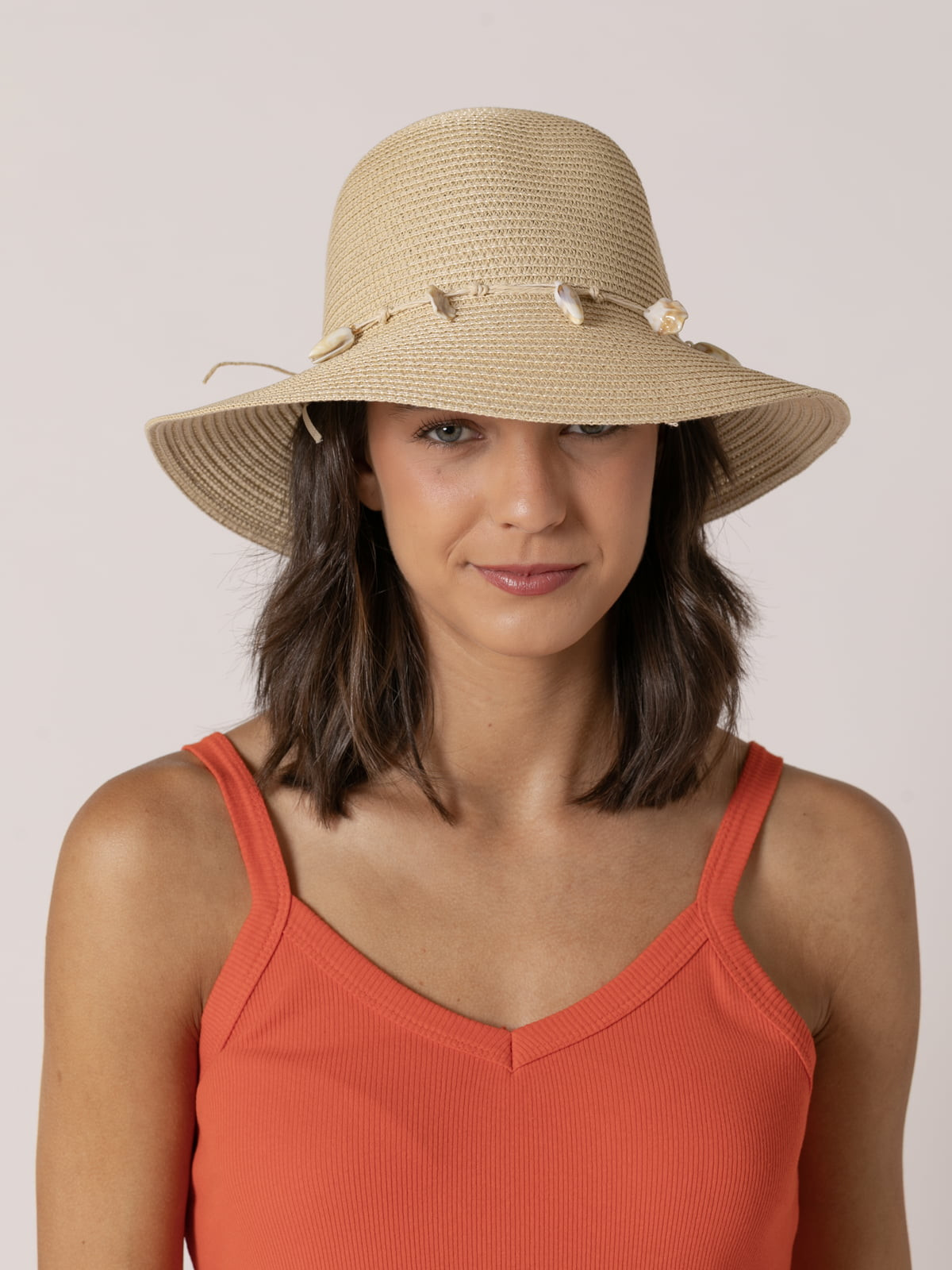 Sombrero rafia detalle conchitas color Beige