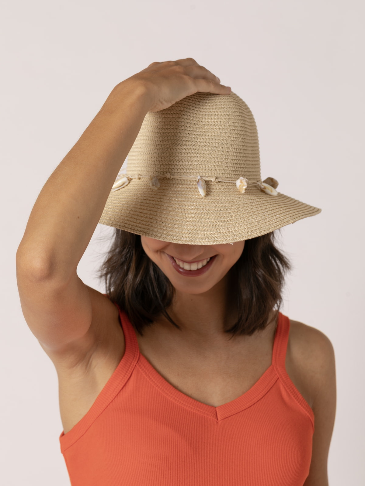 Sombrero rafia detalle conchitas color Beige
