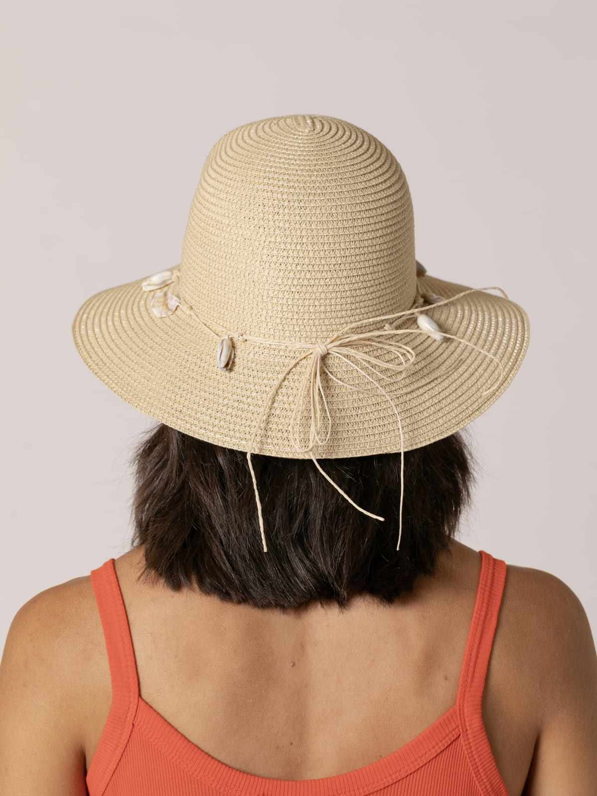 Sombrero rafia detalle conchitas color Beige
