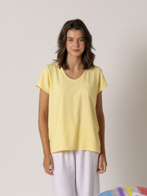Camiseta algodón 100% essence escote pico color Amarillo