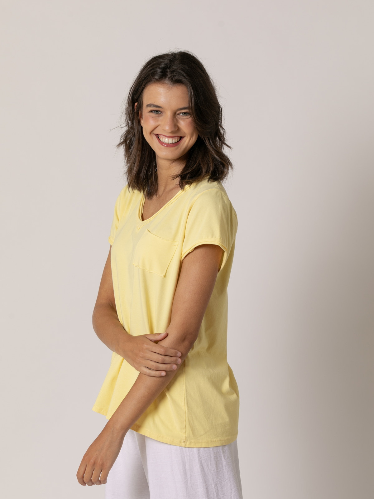 Camiseta algodón 100% essence escote pico color Amarillo