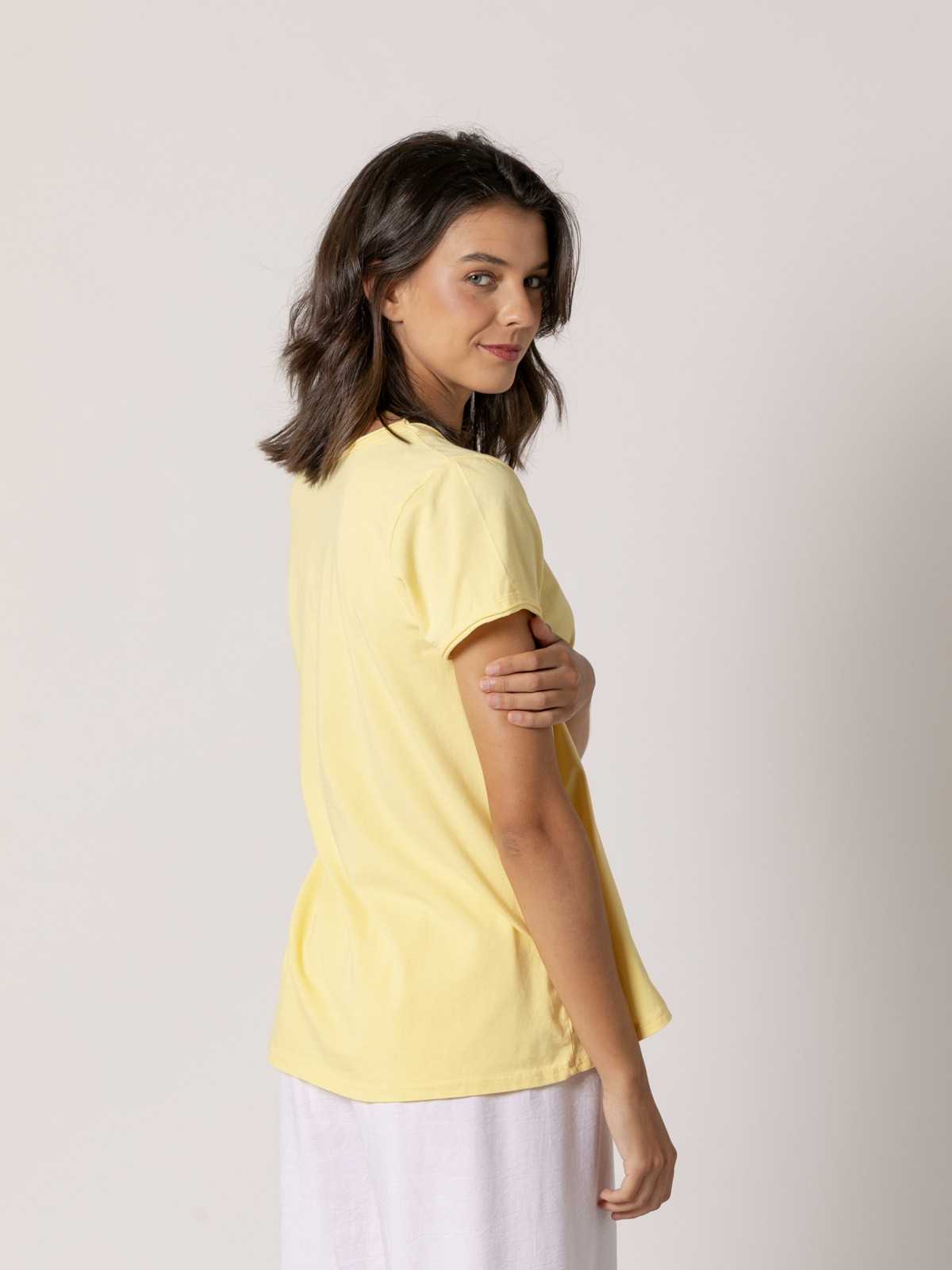 Camiseta algodón 100% essence escote pico color Amarillo