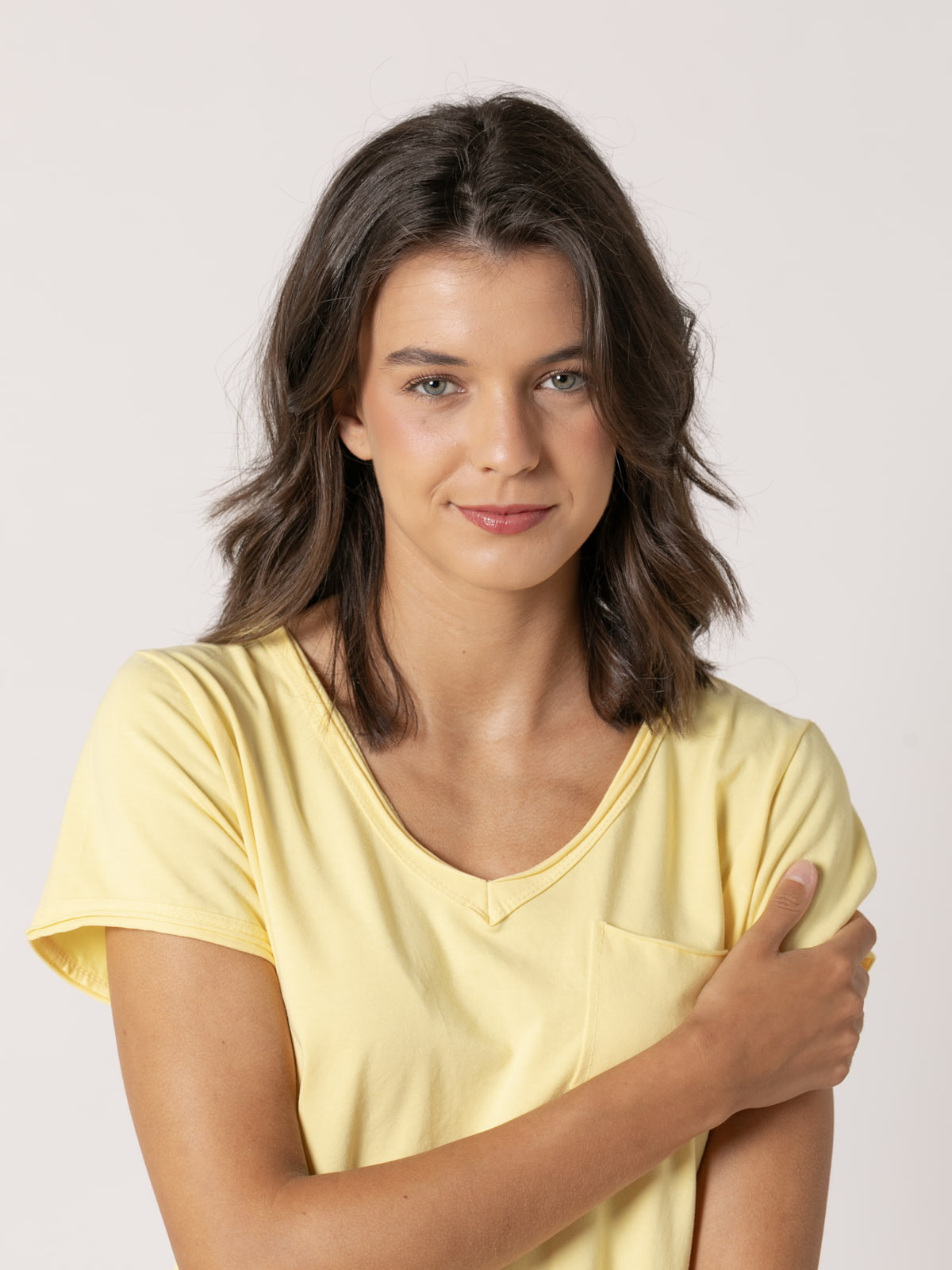 Camiseta algodón 100% essence escote pico color Amarillo