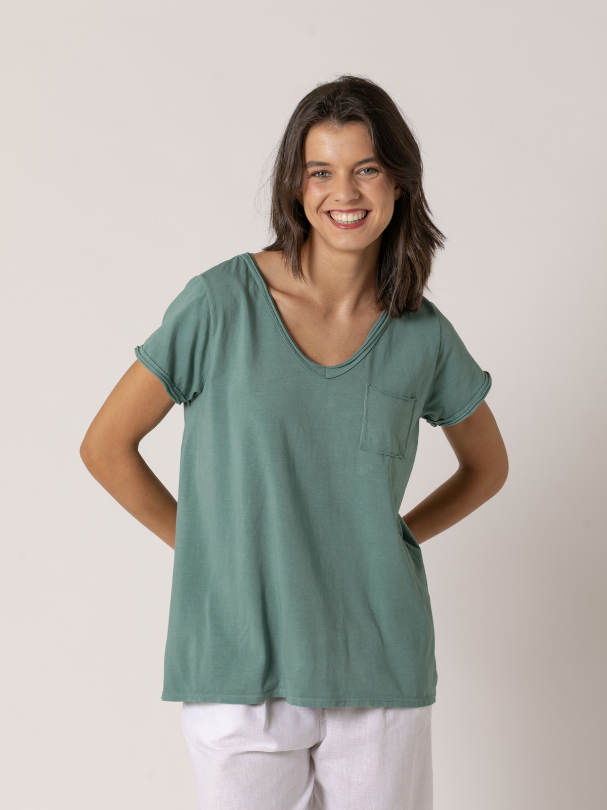 Camiseta algodón 100% essence escote pico color Verde
