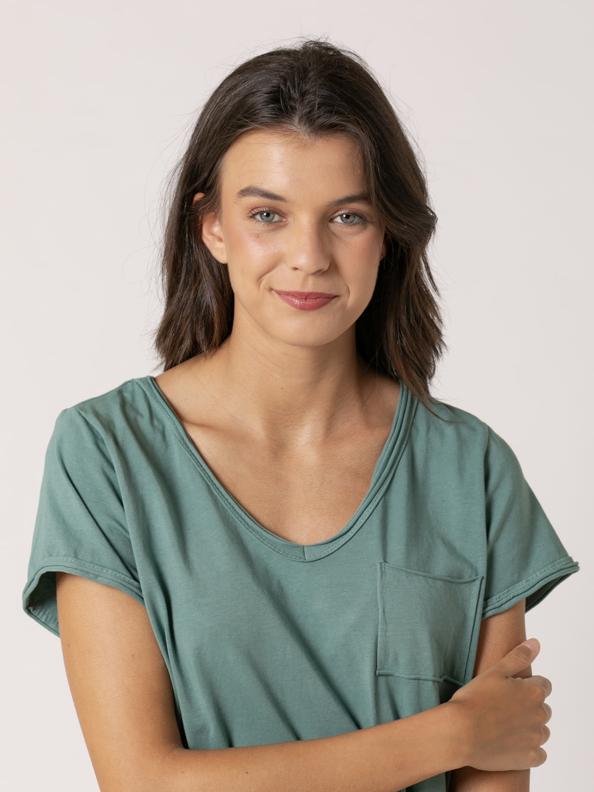 Camiseta algodón 100% essence escote pico color Verde