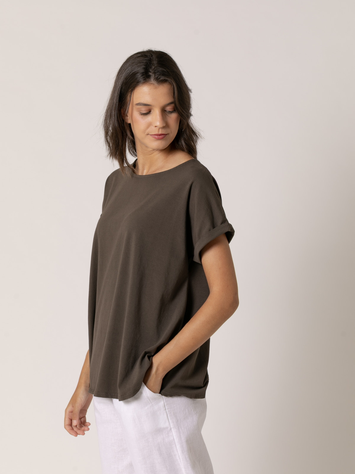 100% cotton T-shirt with A-shaped design  Marrón  colour