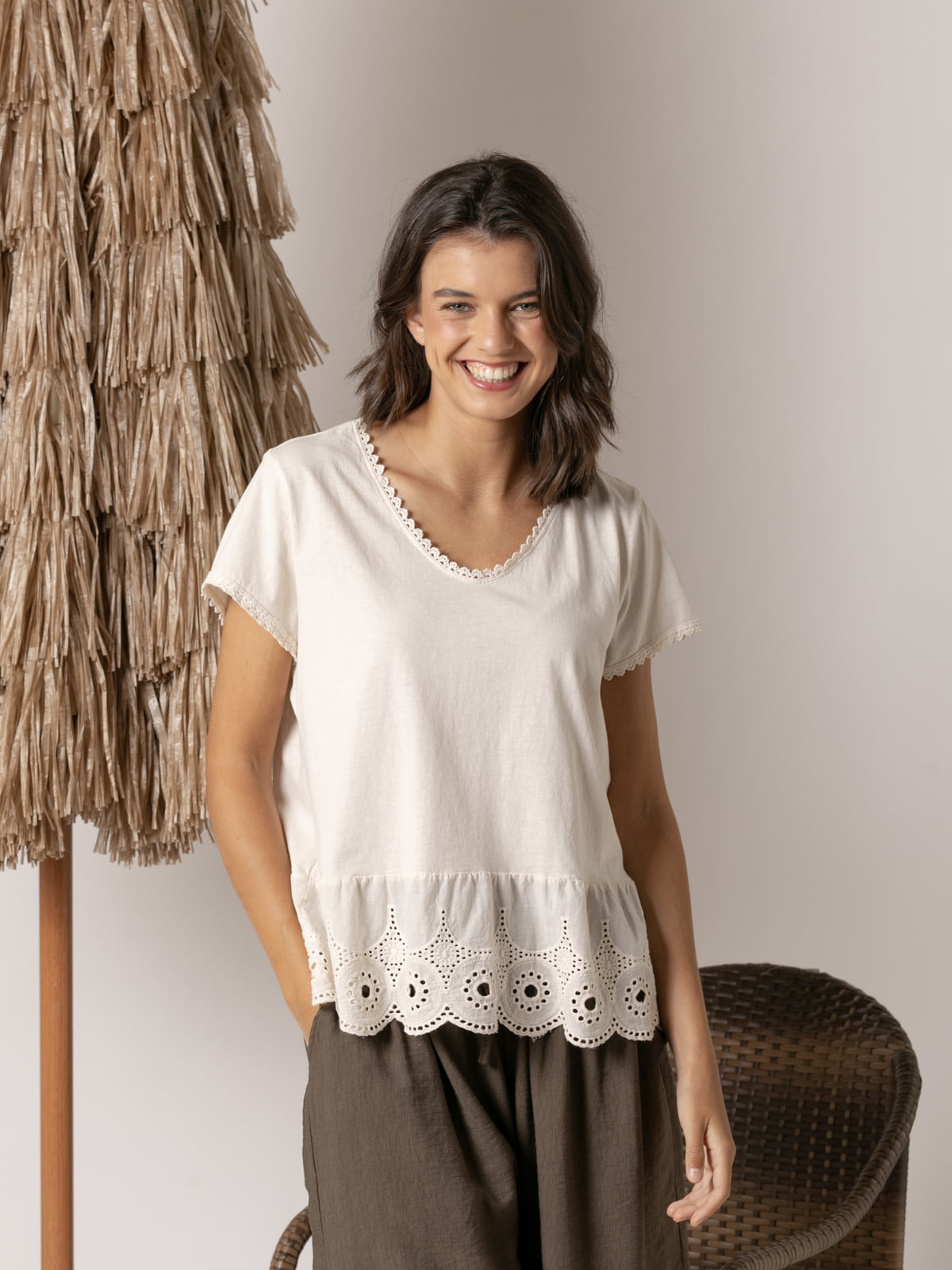 Camiseta detalle puntilla en bajo color Marfil