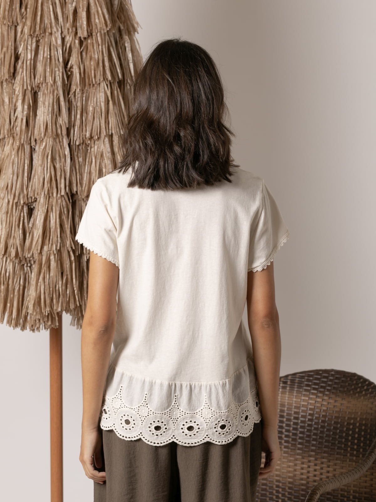 Camiseta detalle puntilla en bajo color Marfil