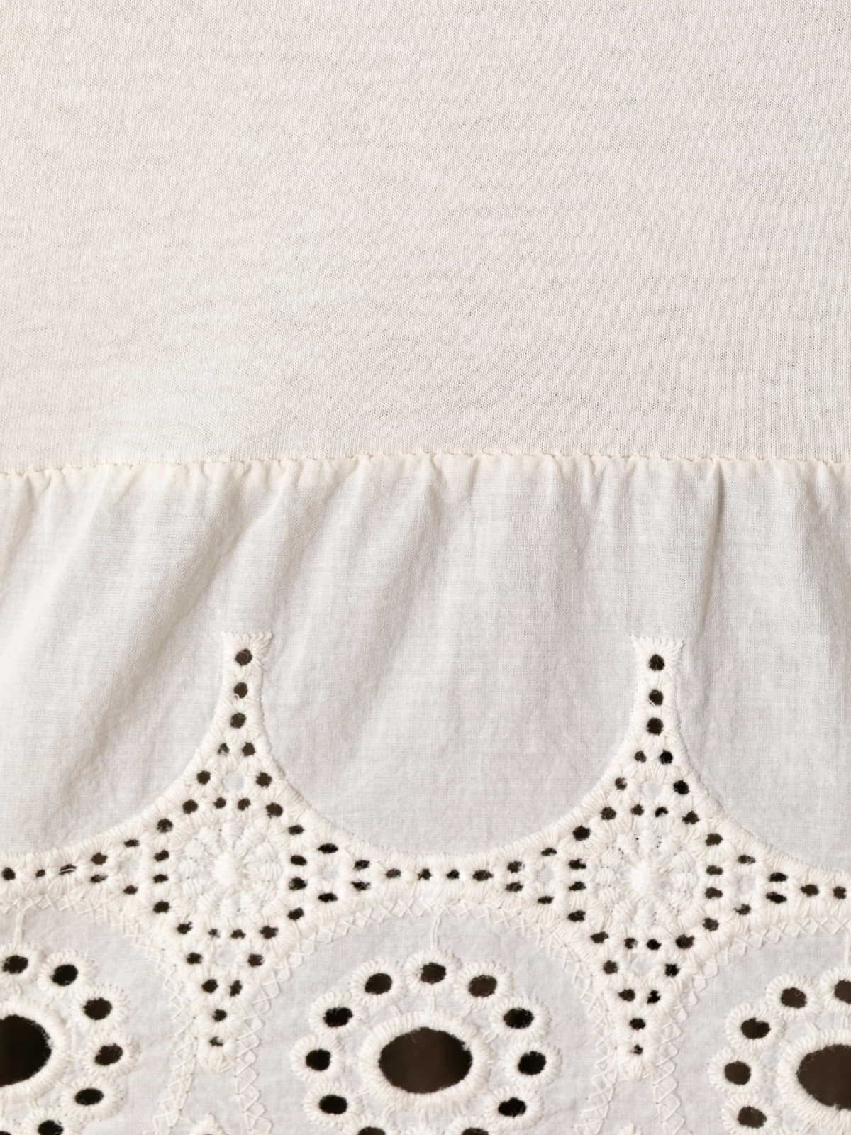 Camiseta detalle puntilla en bajo color Marfil