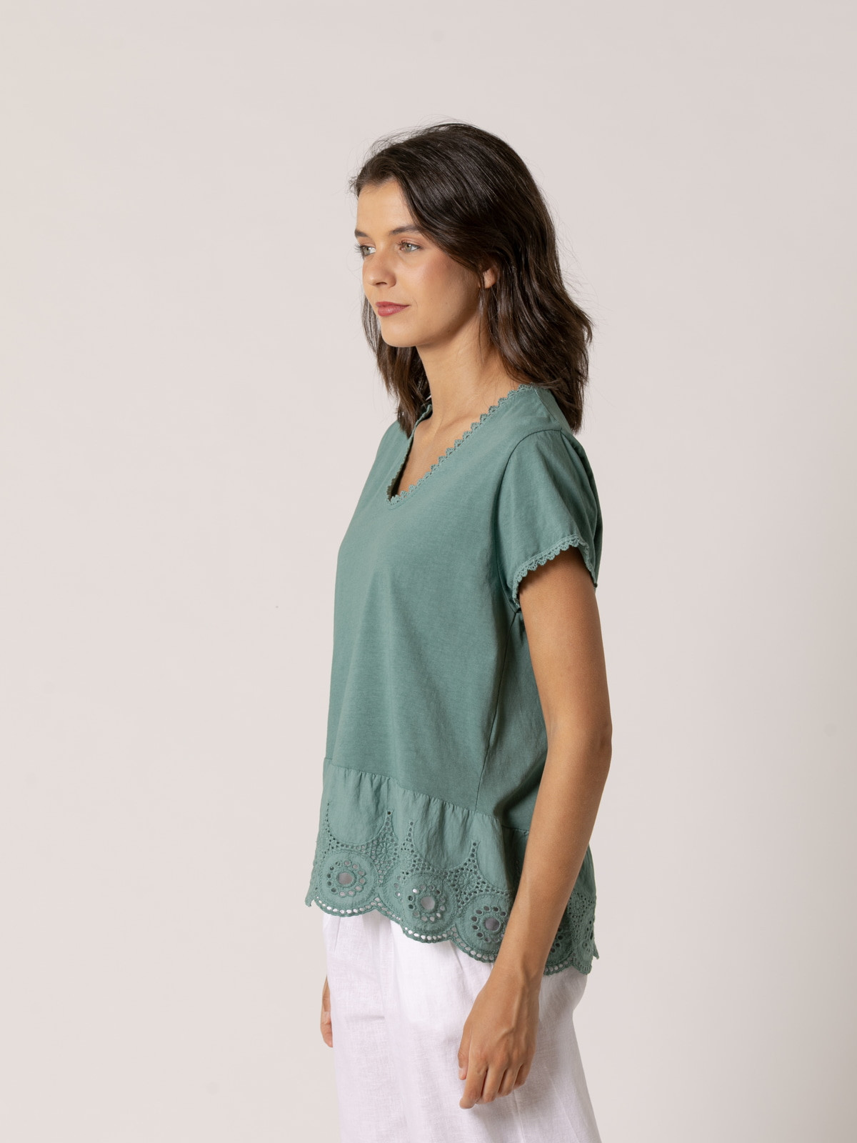 Camiseta detalle puntilla en bajo color Verde