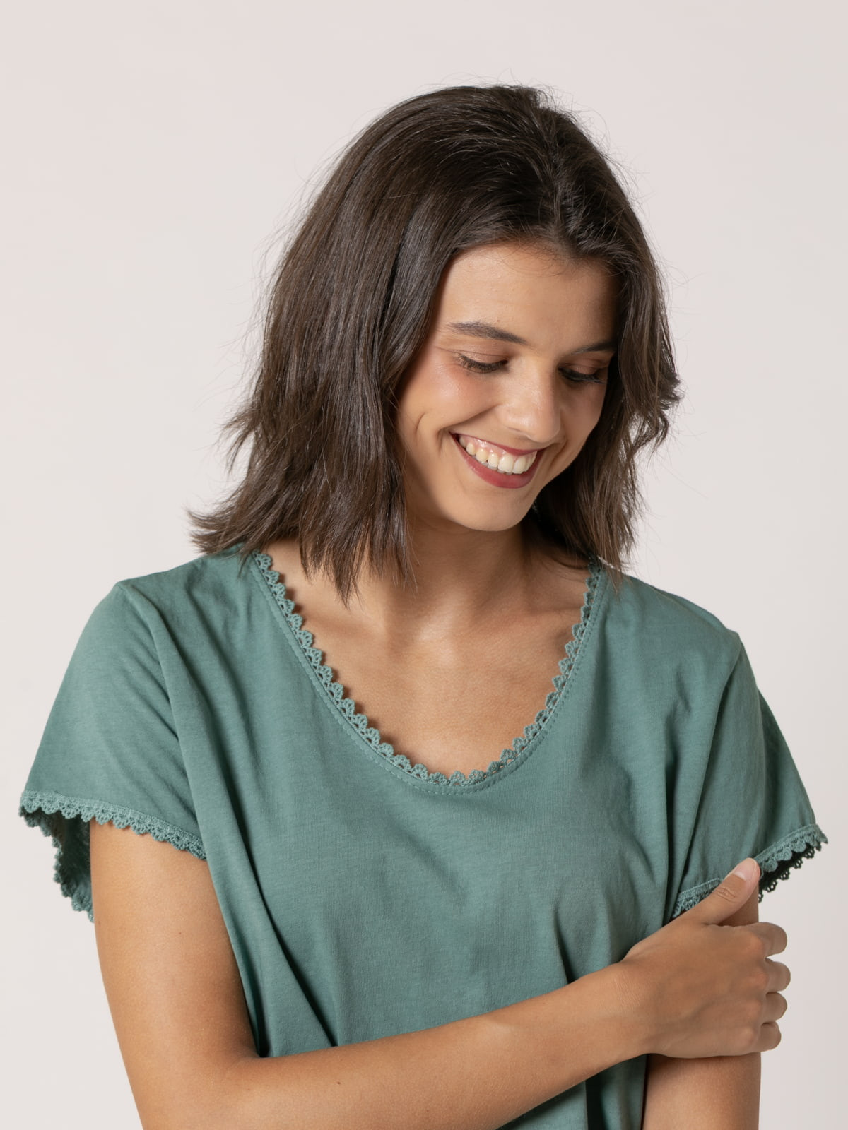 Camiseta detalle puntilla en bajo color Verde