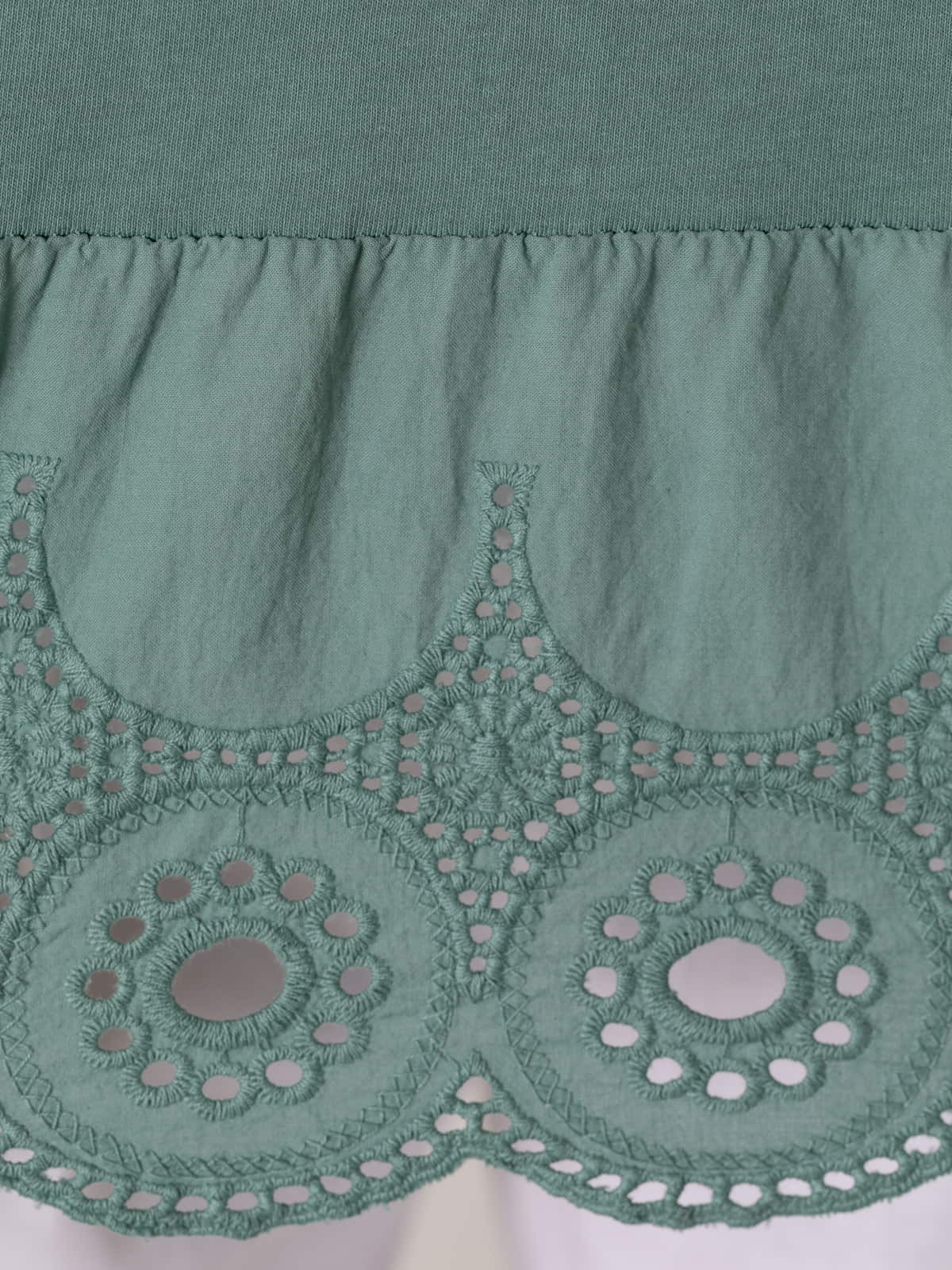 Camiseta detalle puntilla en bajo color Verde
