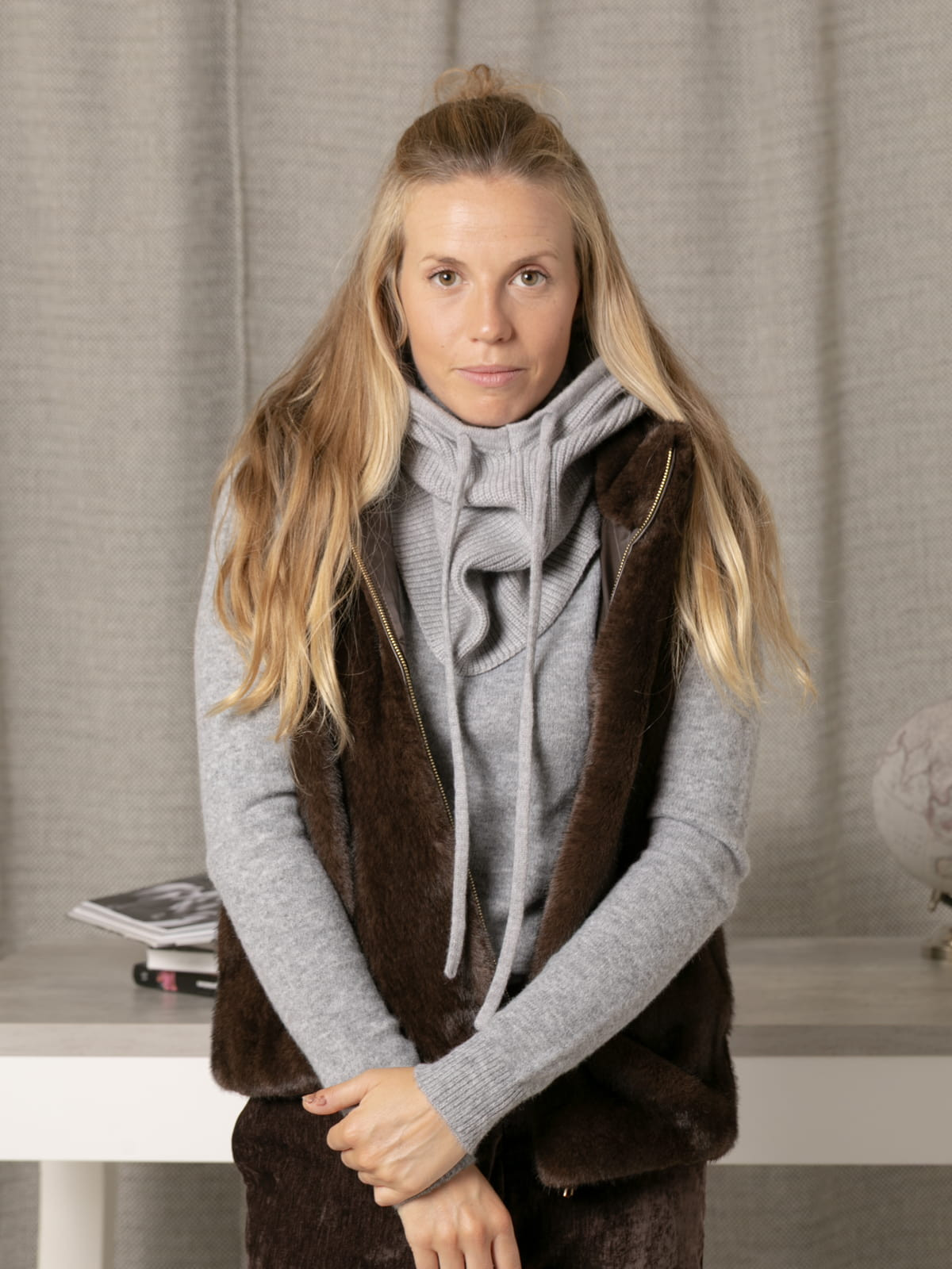 Knitted hood  Grey Lightcolour