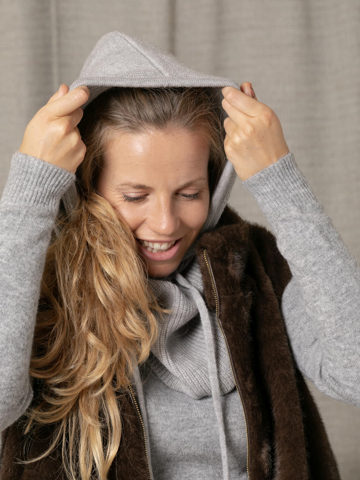 Knitted hood  Grey Lightcolour