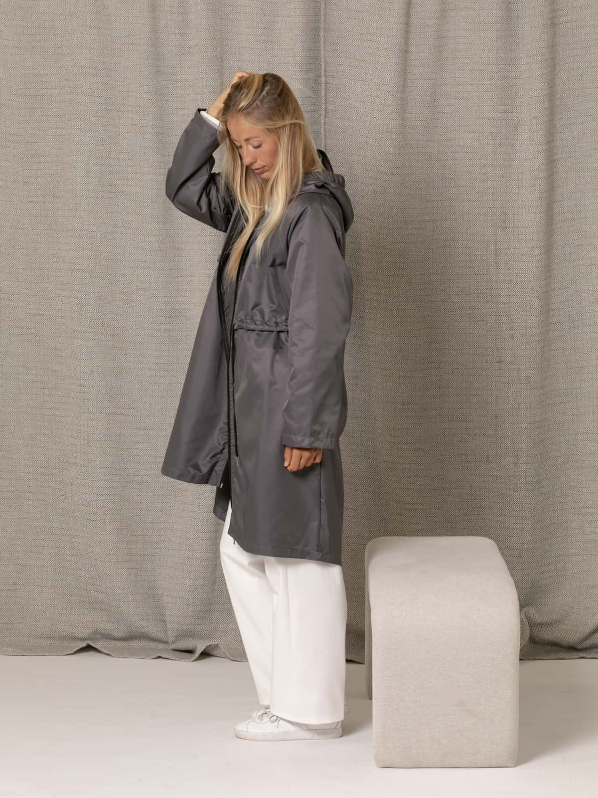 Parka larga ajustable color Gris