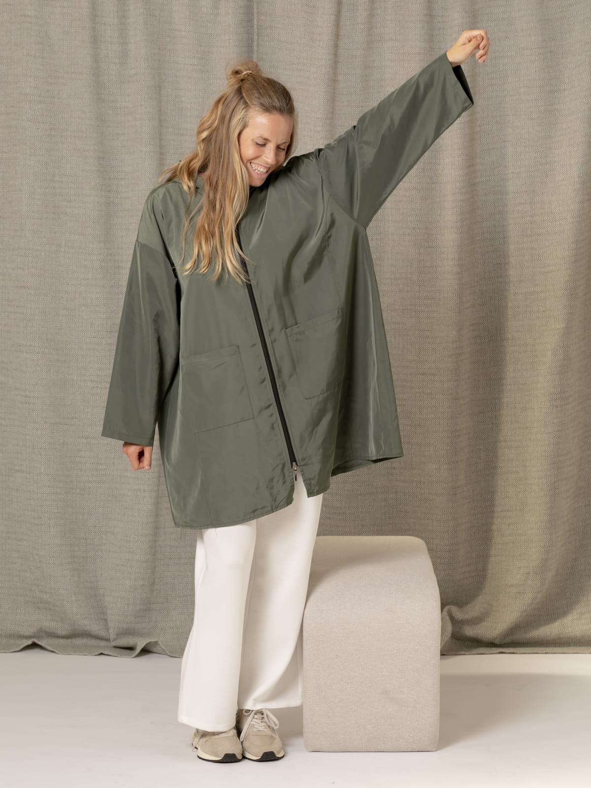 Gabardina oversize capucha color Verde