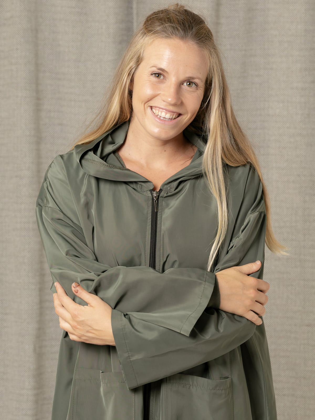 Gabardina oversize capucha color Verde