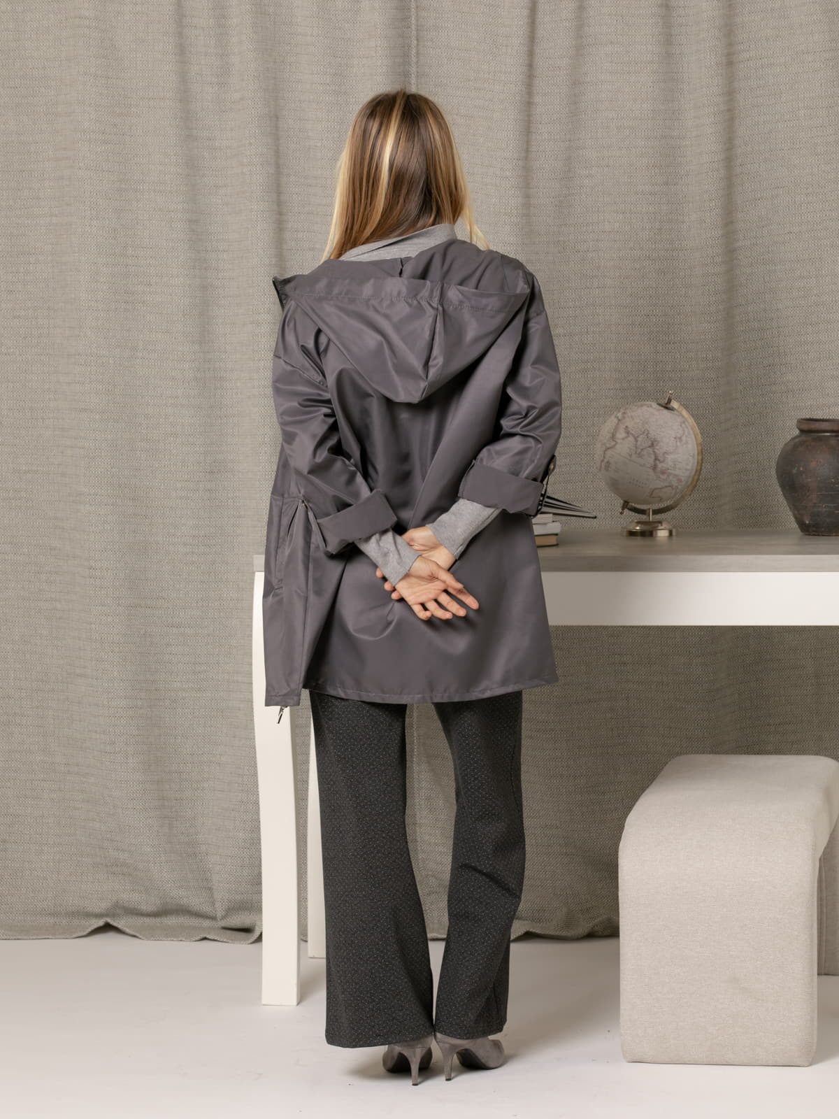 Parka impermeable capucha color Gris