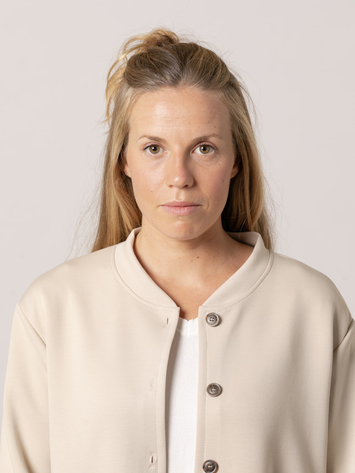 Chaqueta comfy sport bolsillos color Beige