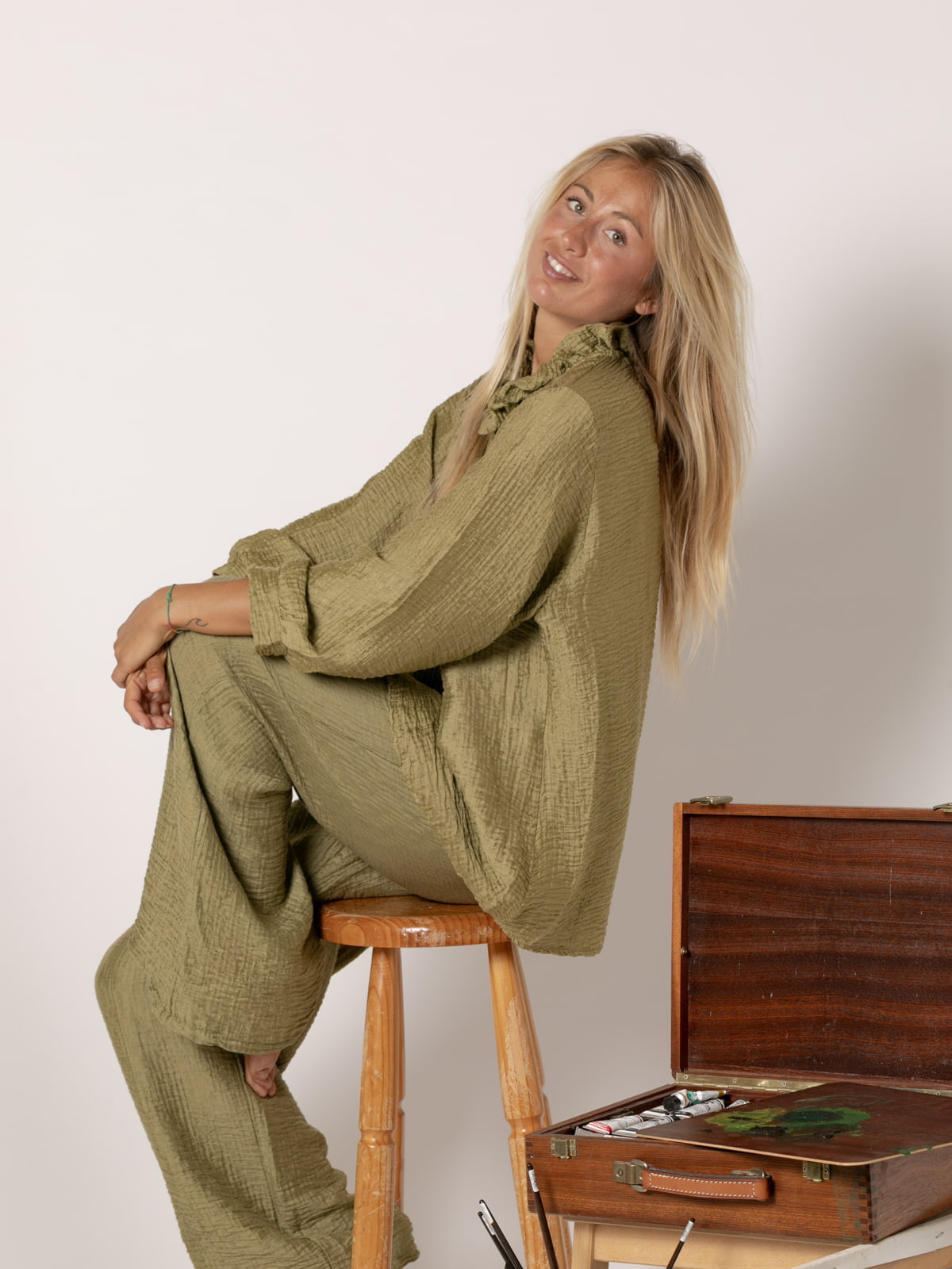 Camisa rizo volante brillo color Oliva