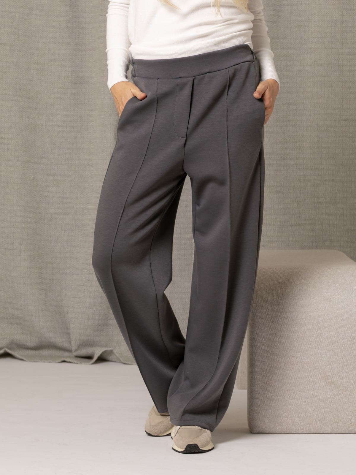 Pantalón comfy soft costura central color Gris
